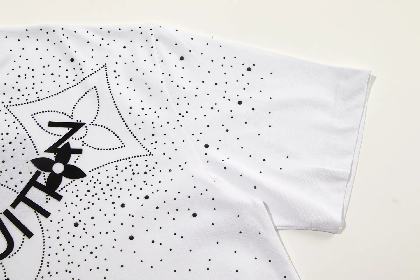 🅿️180 louis vuitto*2026 latest short-sleeved T-shirt (hot diamond) Material: Made of high version 300g double yarn combed cotton Size: S M L XL Color: black white Style number: W2652